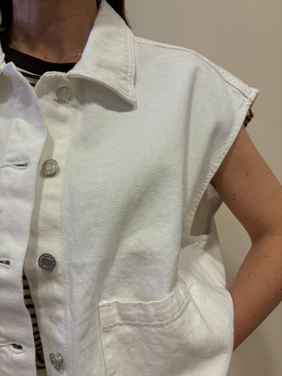 Gilet in denim bianco con bottoni e tasche frontali
