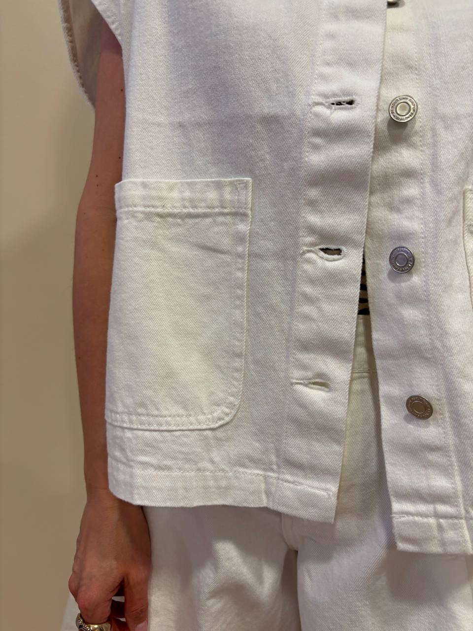 Gilet in denim bianco con bottoni e tasche frontali