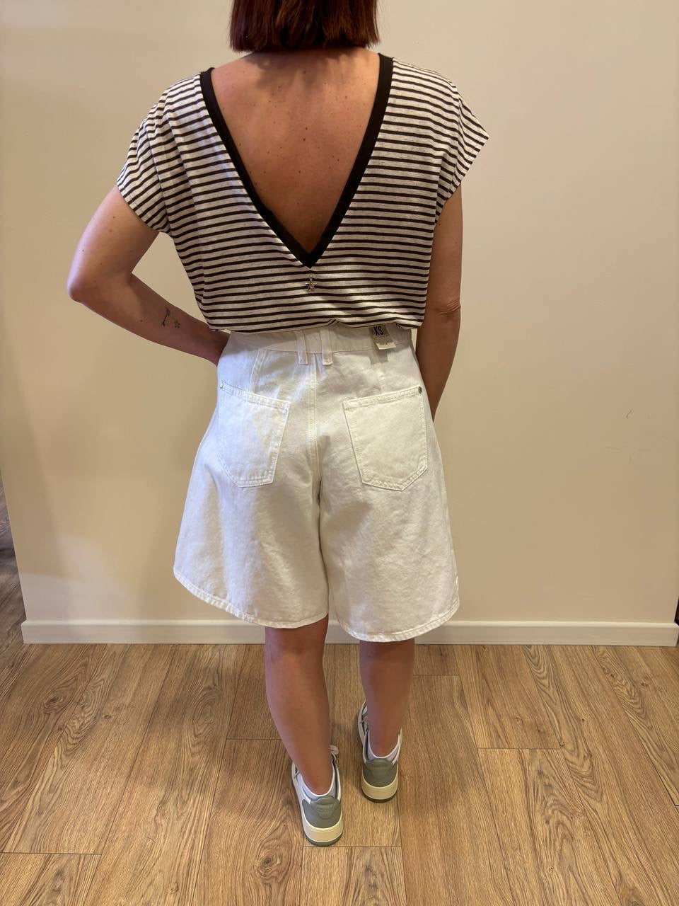 Bermuda in denim bianco con pinces chiuse