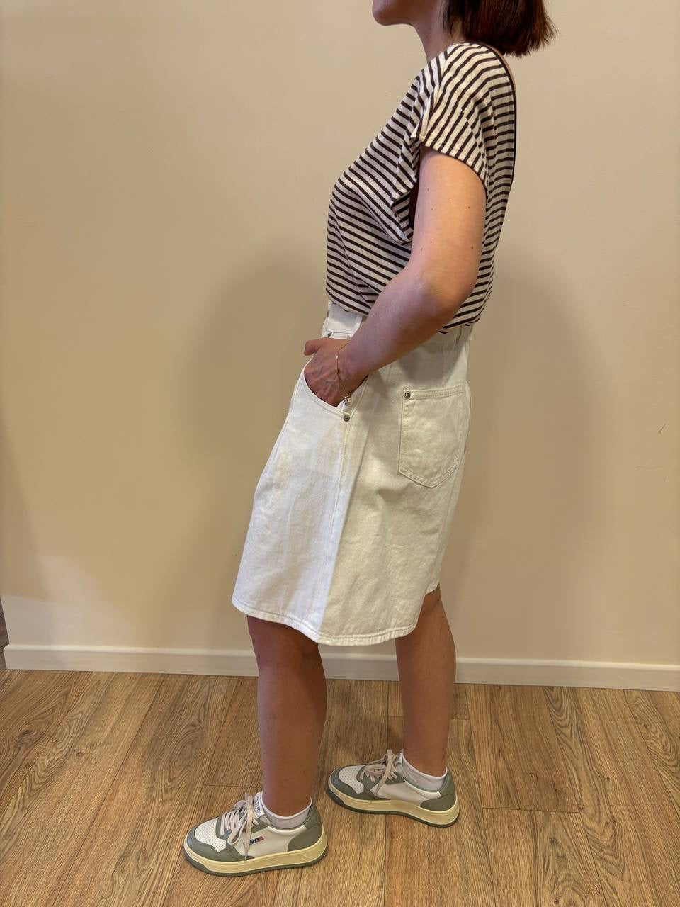 Bermuda in denim bianco con pinces chiuse