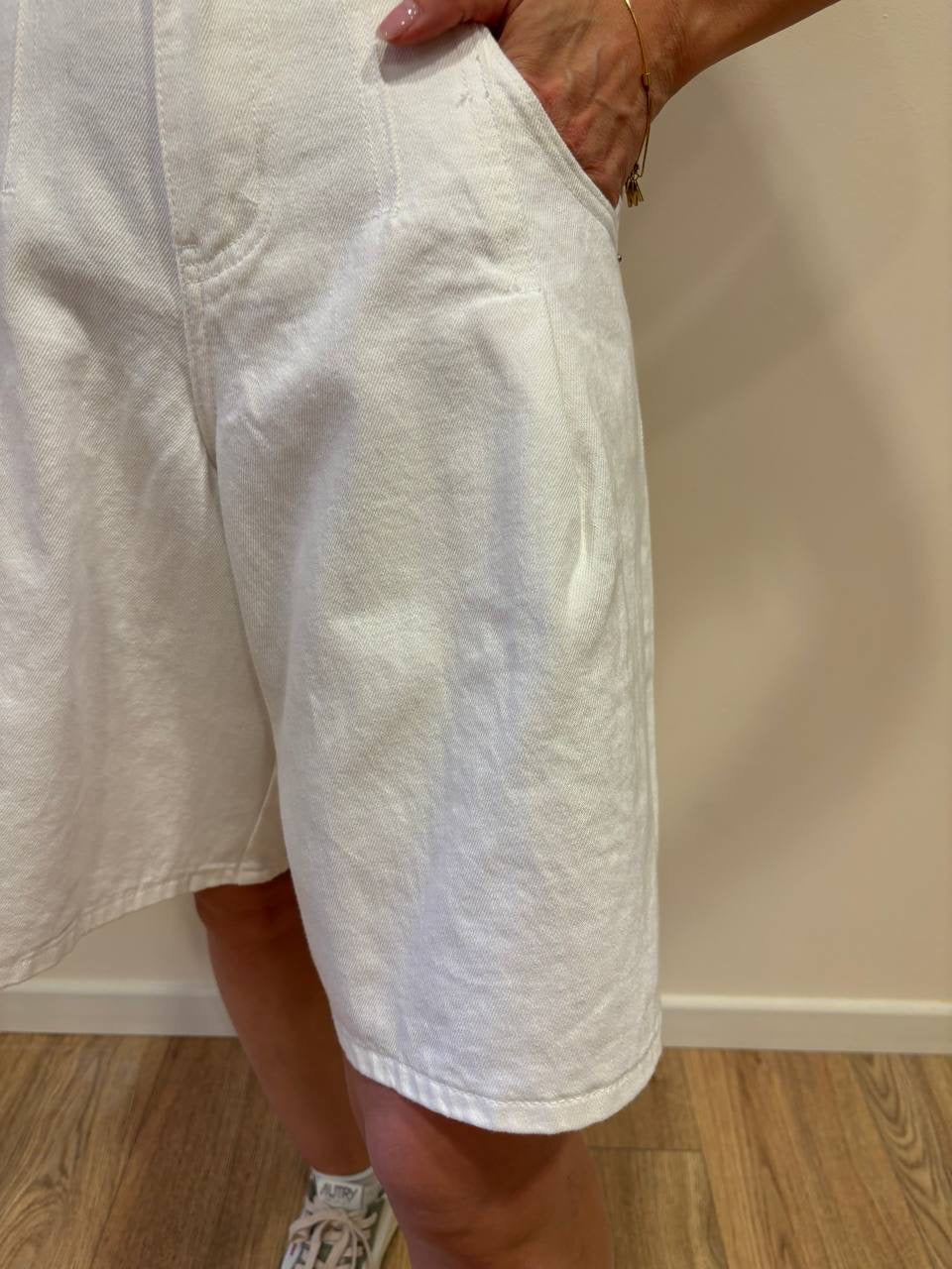 Bermuda in denim bianco con pinces chiuse