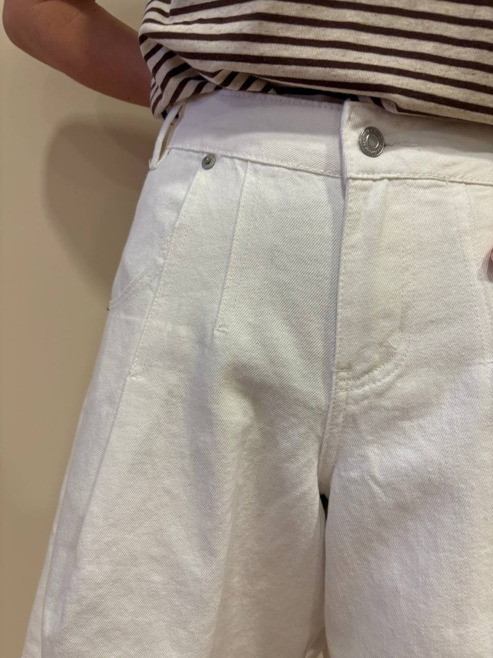Bermuda in denim bianco con pinces chiuse