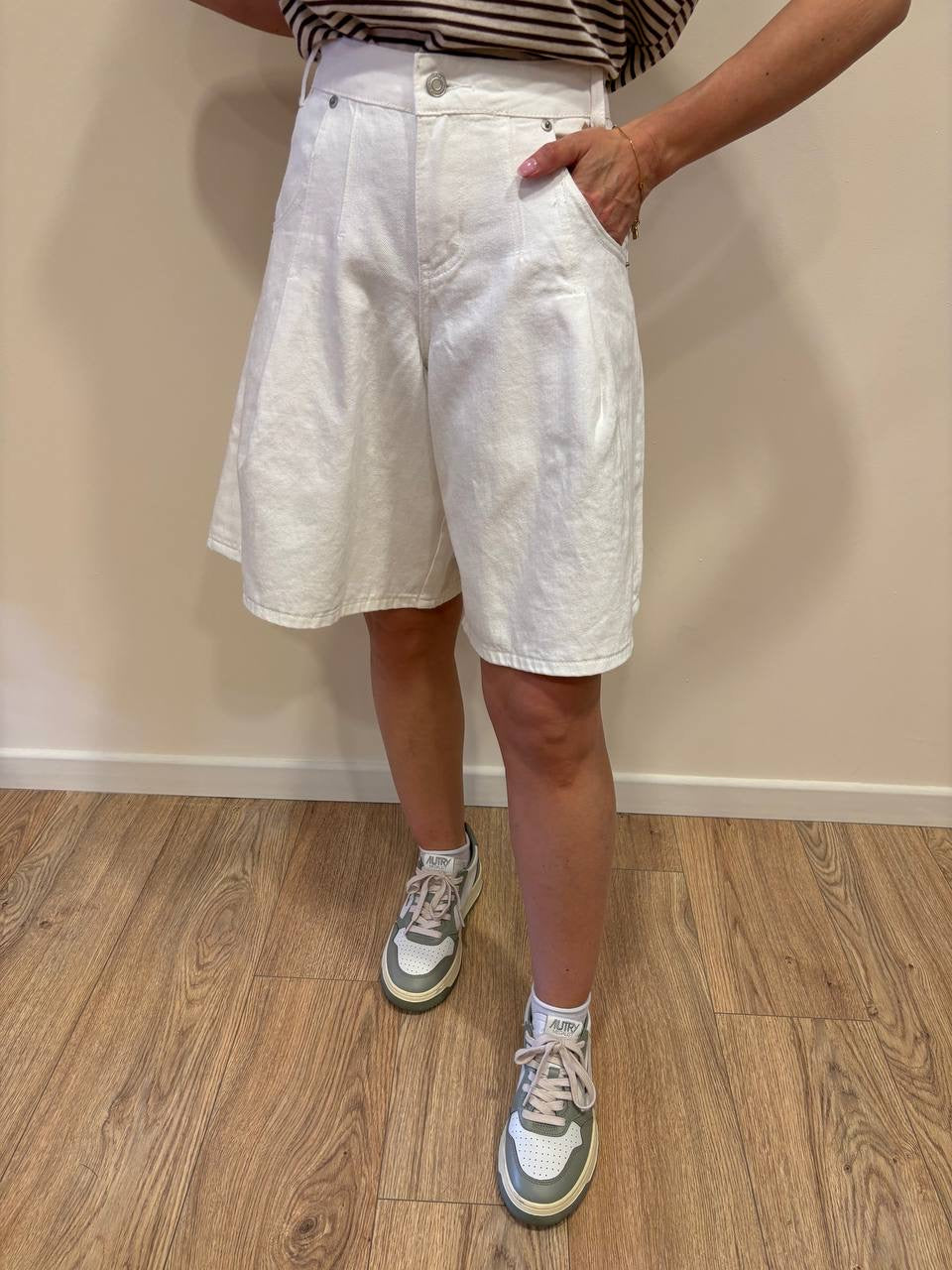 Bermuda in denim bianco con pinces chiuse