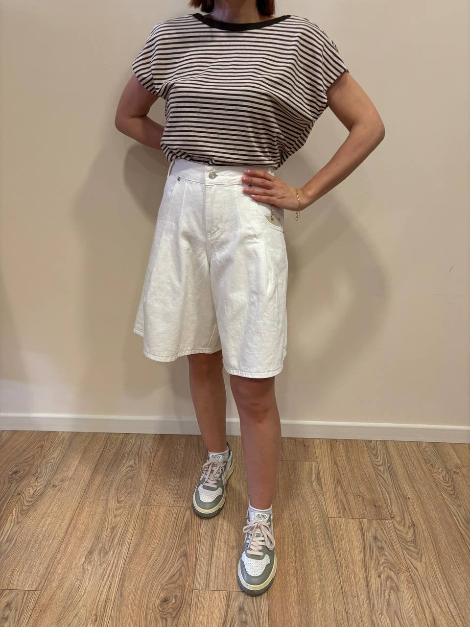 Bermuda in denim bianco con pinces chiuse