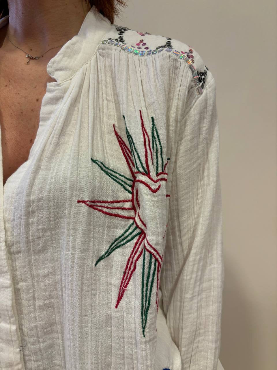 KONTATTO - Camicia in mussola di cotone con dettaglio ricami e applicazioni