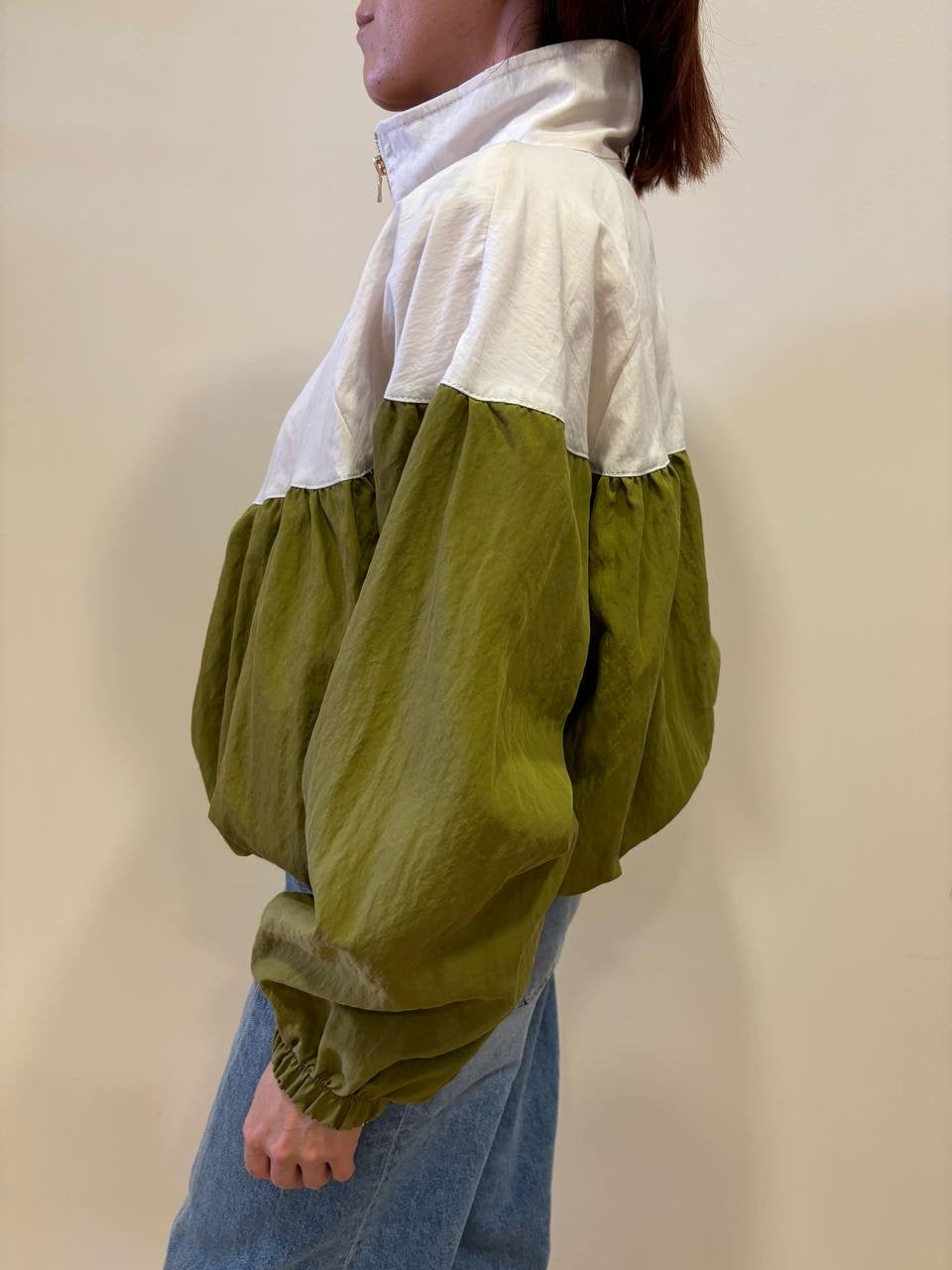 VICOLO - Giacca in tessuto tecnico bianca e verde oliva con zip