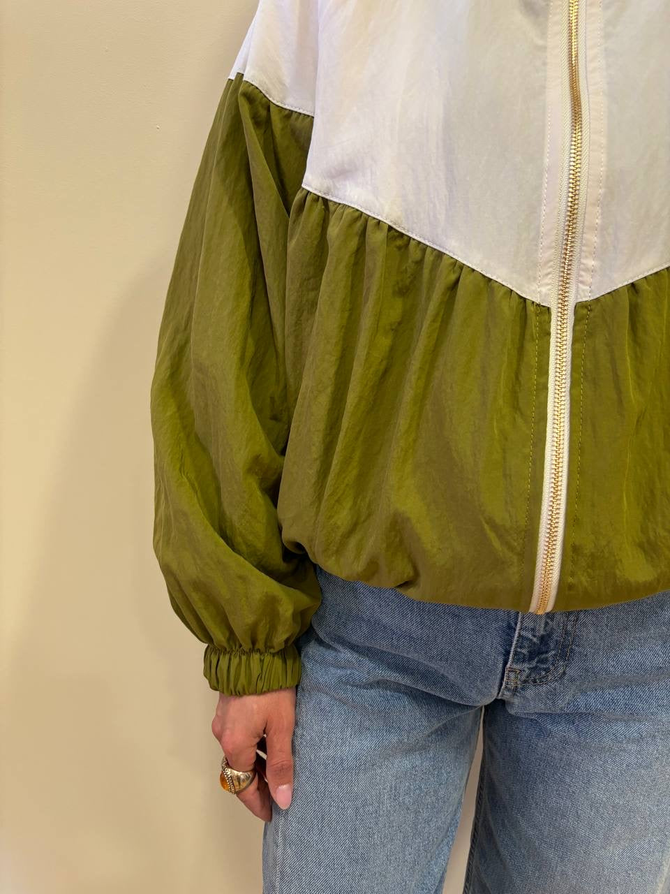 VICOLO - Giacca in tessuto tecnico bianca e verde oliva con zip