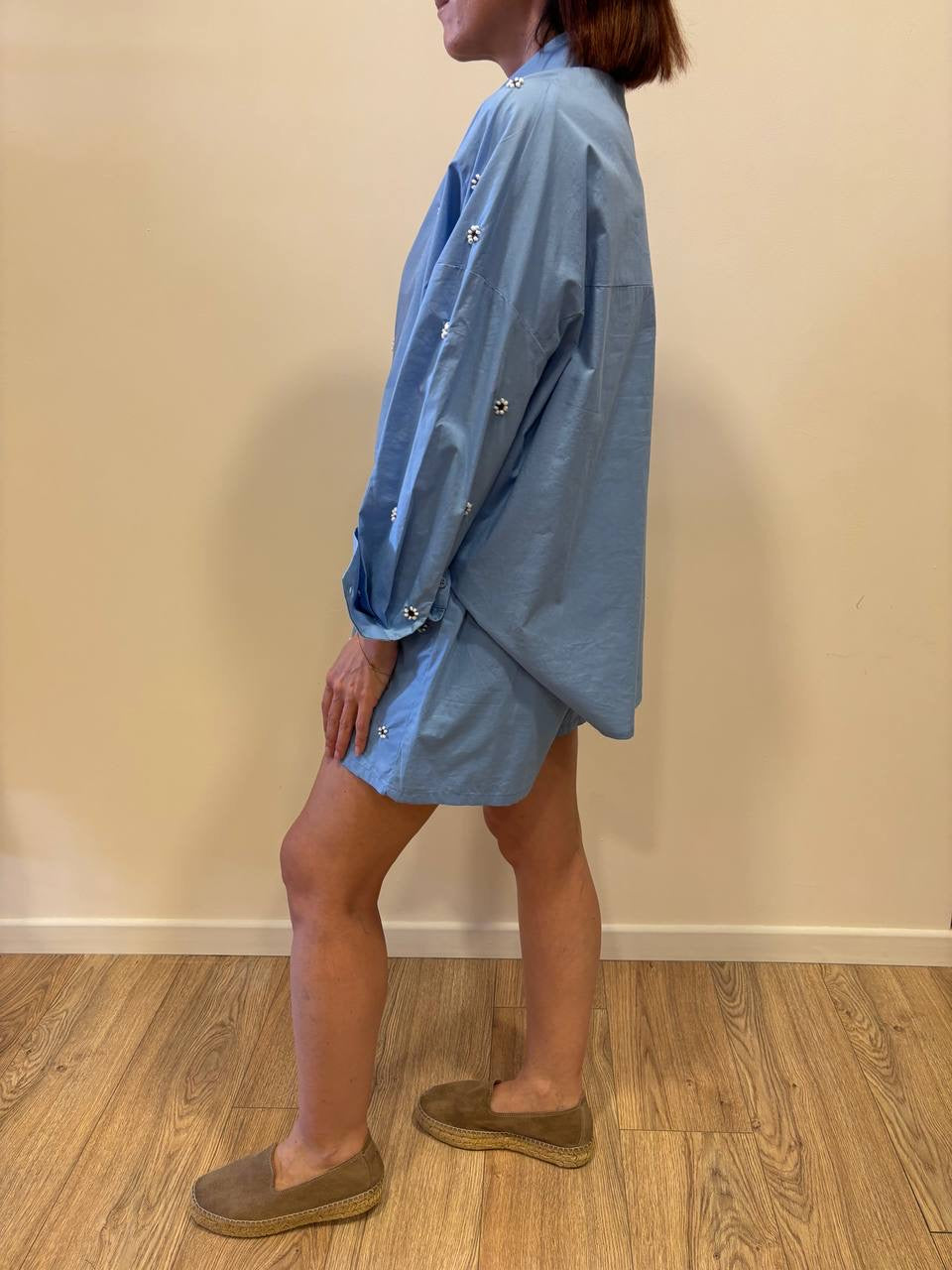 KAOS - Shorts in cotone azzurro oxford con dettaglio applicazioni margherite