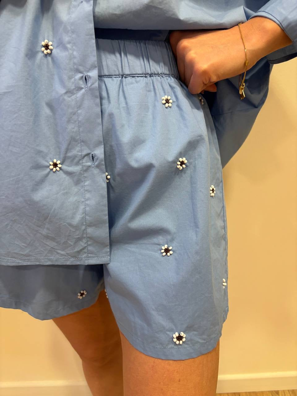 KAOS - Shorts in cotone azzurro oxford con dettaglio applicazioni margherite