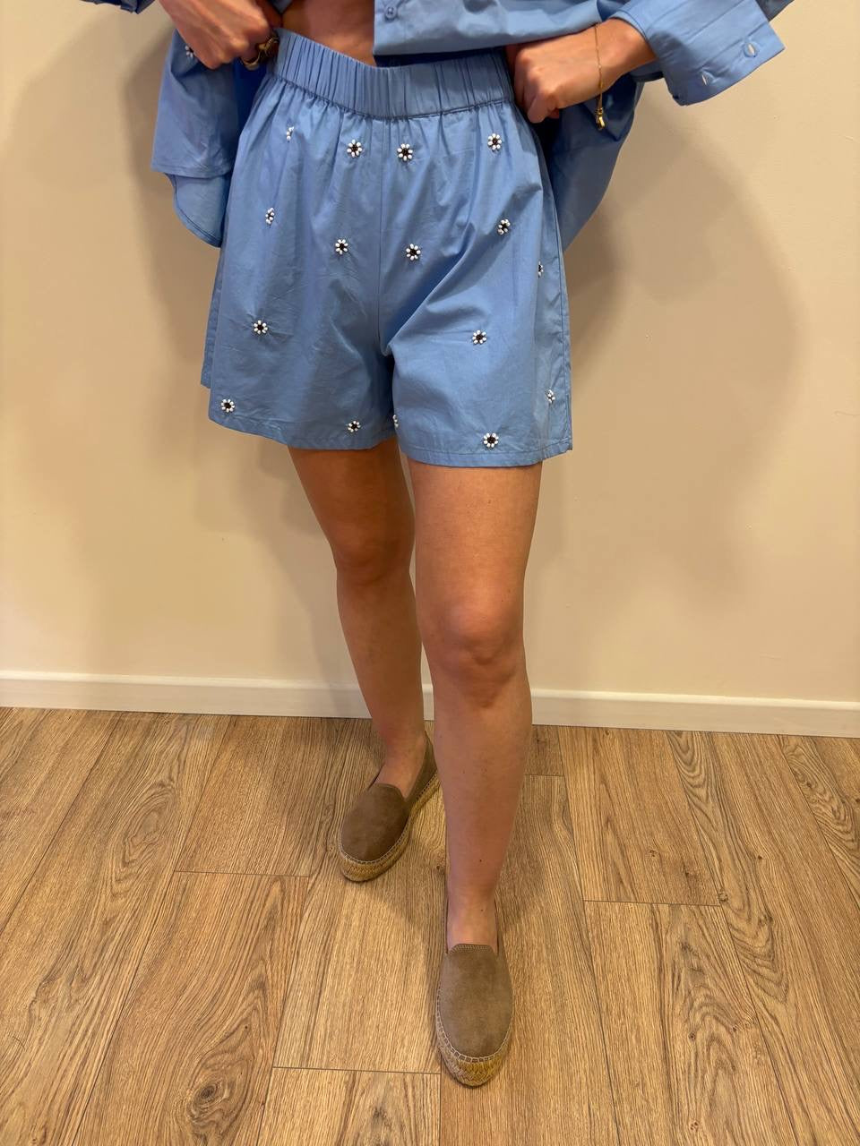 KAOS - Shorts in cotone azzurro oxford con dettaglio applicazioni margherite