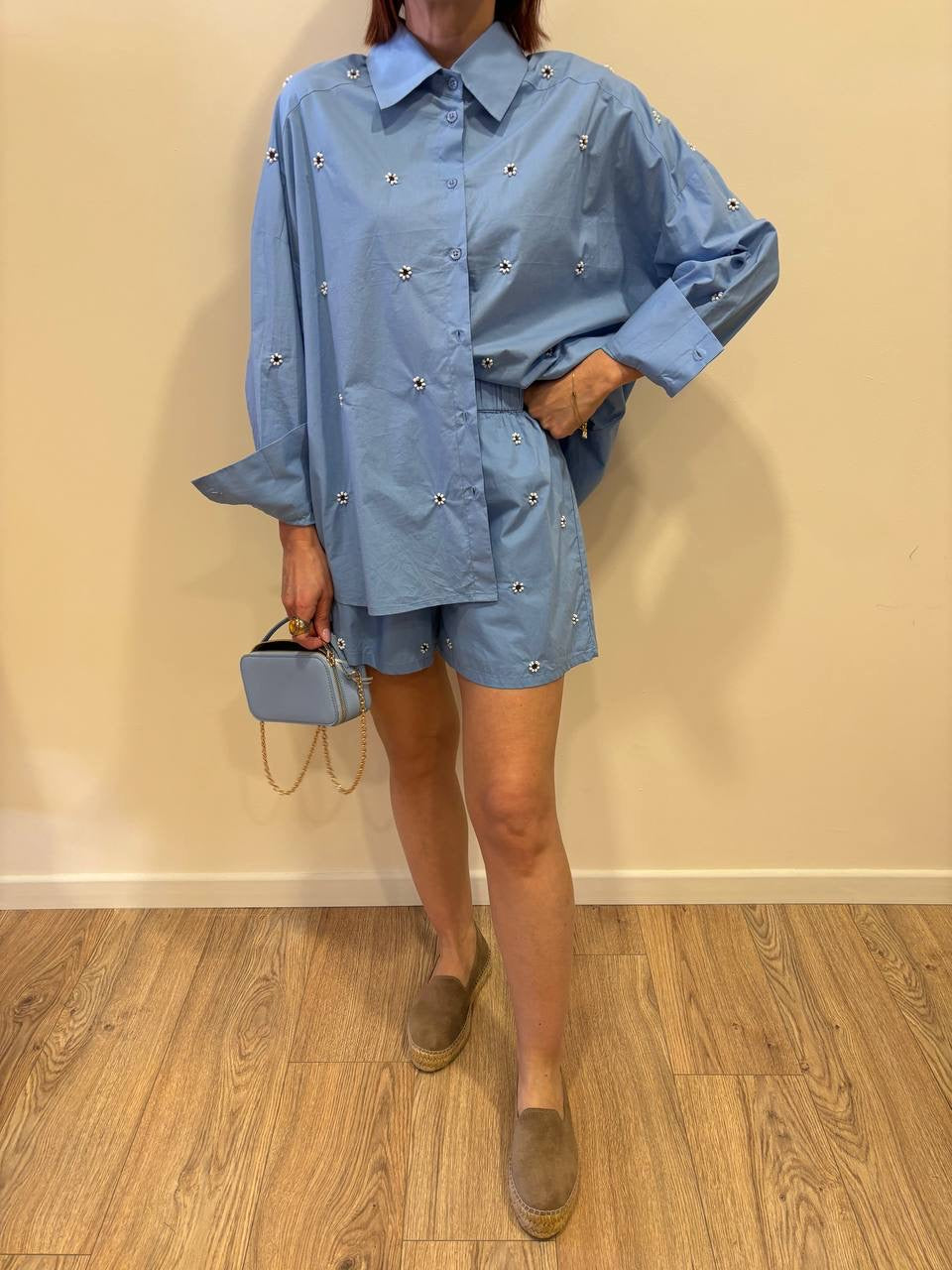 KAOS - Shorts in cotone azzurro oxford con dettaglio applicazioni margherite