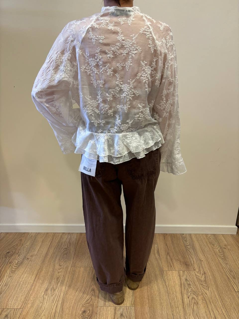 HAVEONE - Camicia bianca con maniche ampie con dettaglio pizzo e volant