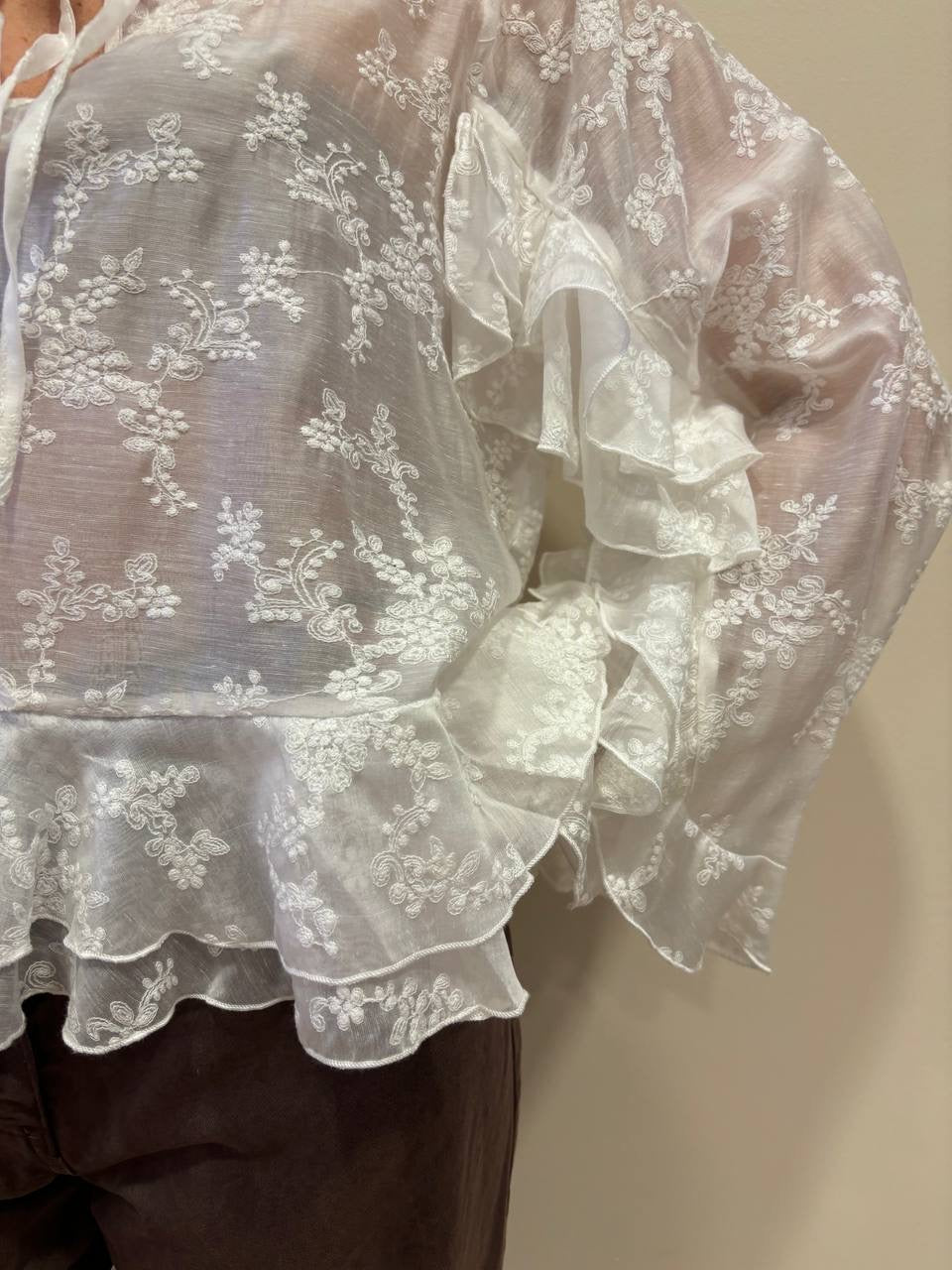 HAVEONE - Camicia bianca con maniche ampie con dettaglio pizzo e volant