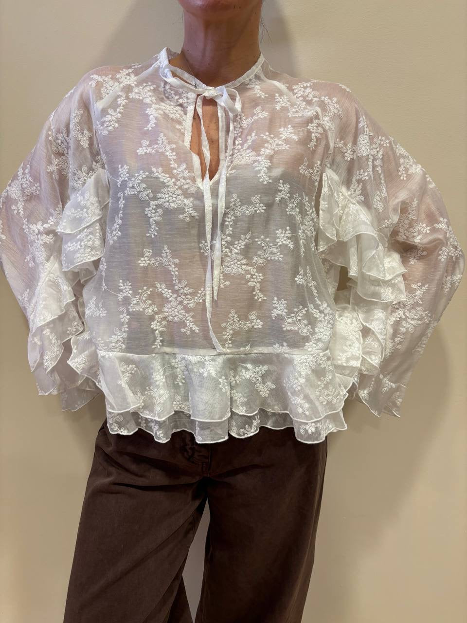 HAVEONE - Camicia bianca con maniche ampie con dettaglio pizzo e volant