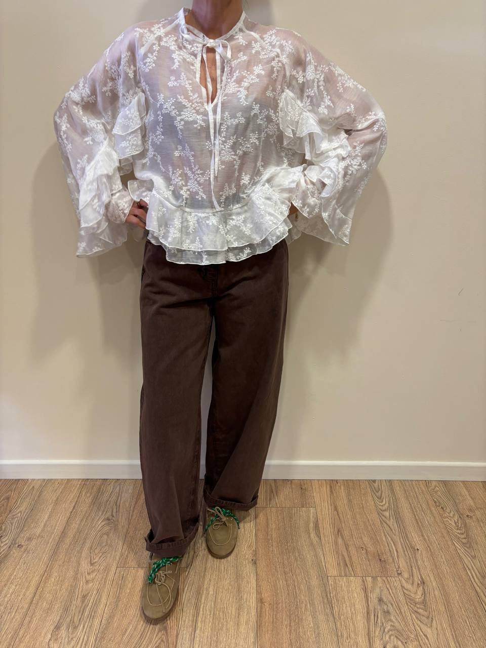 HAVEONE - Camicia bianca con maniche ampie con dettaglio pizzo e volant
