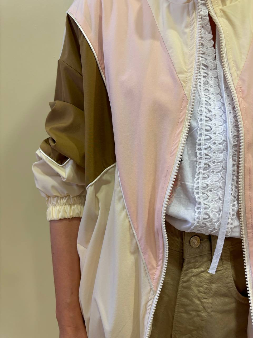 VICOLO - Giacca in tessuto tecnico con zip verde, rosa e vaniglia