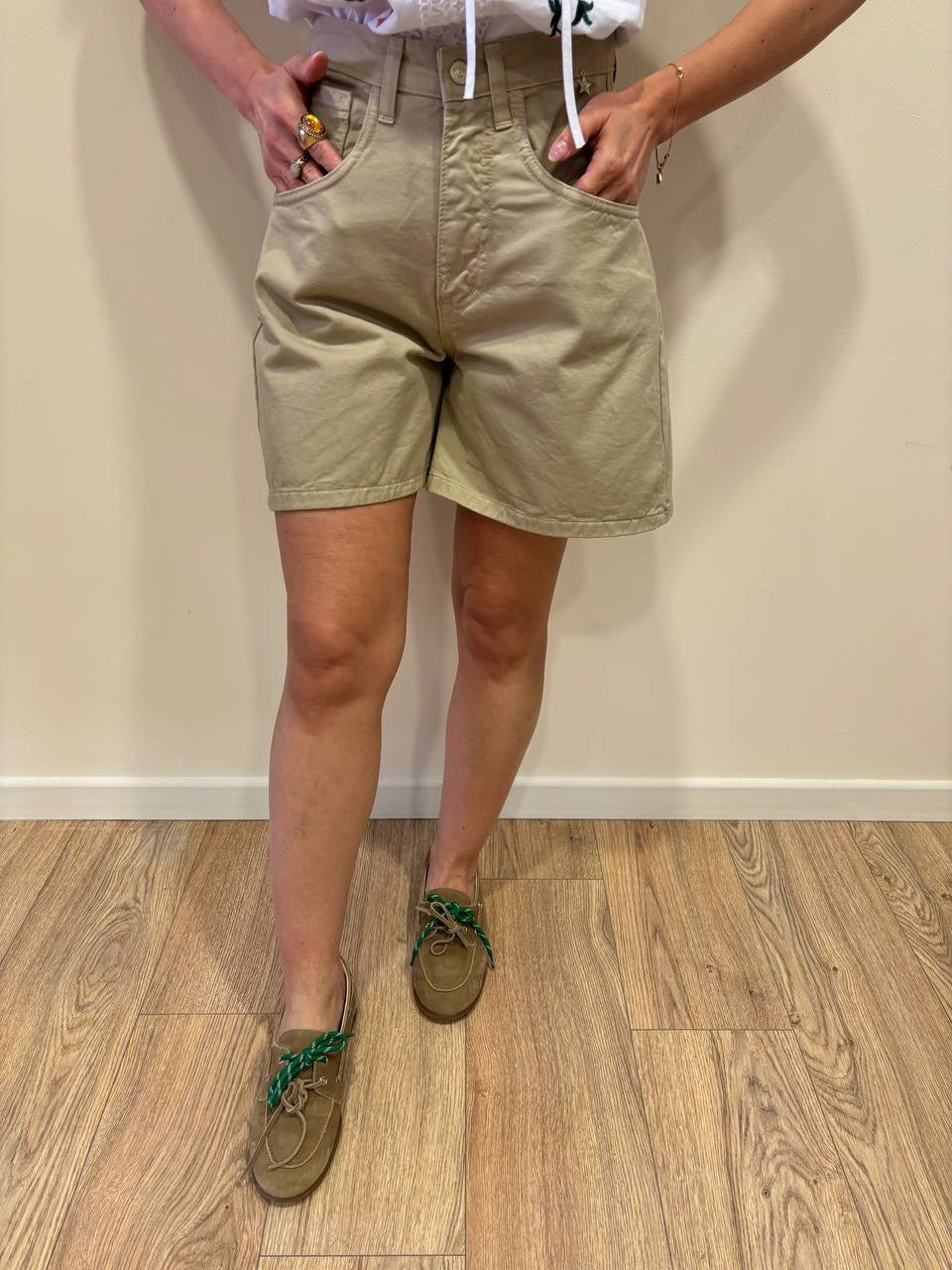 SOUVENIR - Bermuda a farfalla a vita alta color coloniale