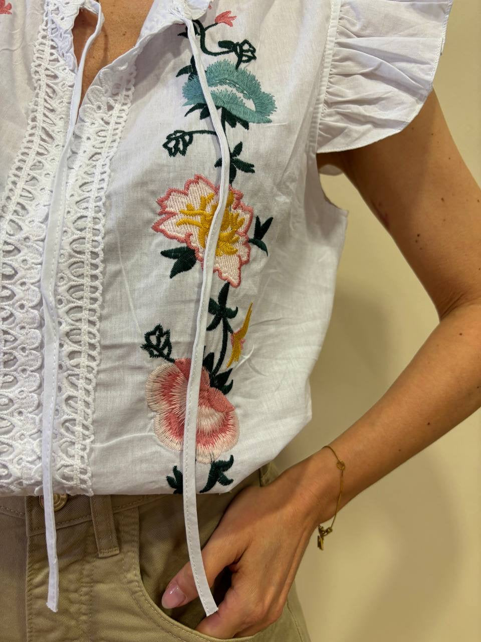 SOUVENIR - Camicia smanicata con alette e dettaglio ricami