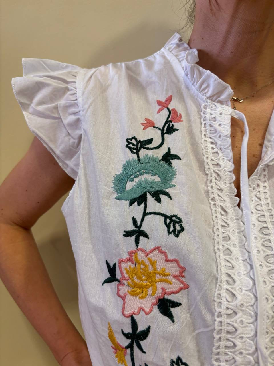 SOUVENIR - Camicia smanicata con alette e dettaglio ricami