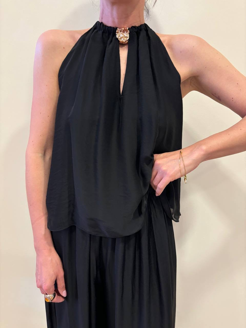 HAVEONE - Top nero in viscosa con dettaglio gioiello removibile