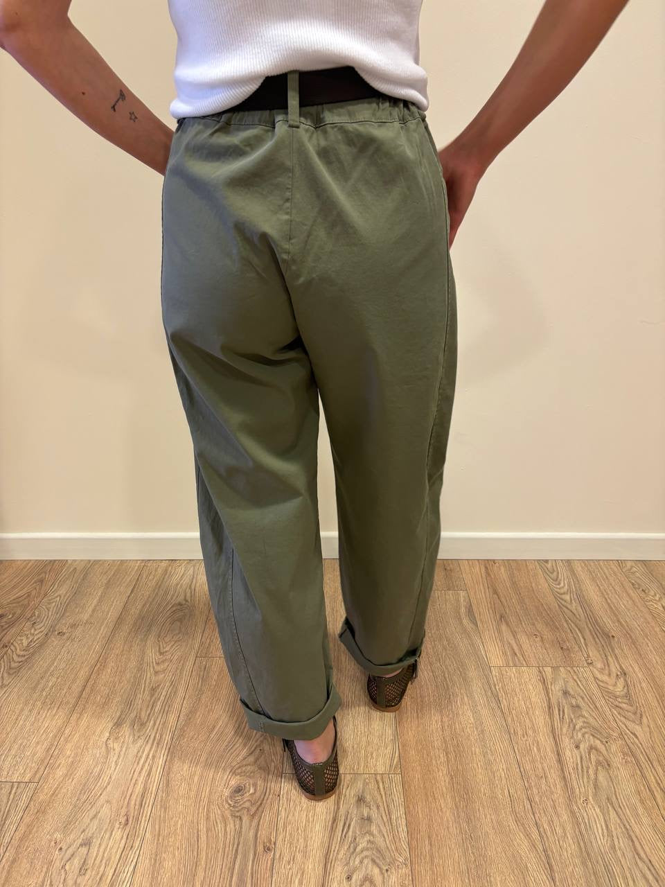 SUSY MIX - Pantalone barrel fit in cotone con cintura color verde militare