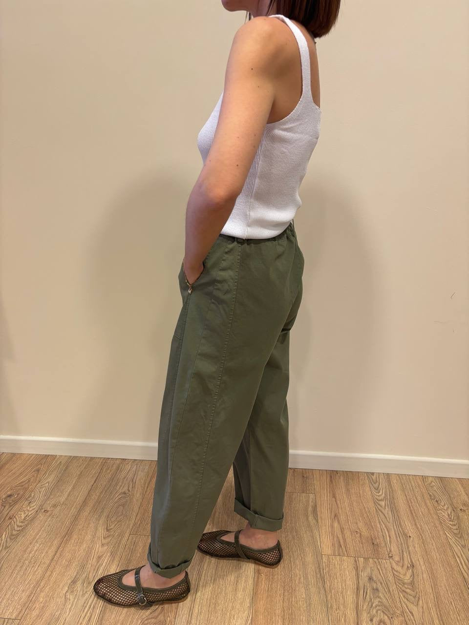 SUSY MIX - Pantalone barrel fit in cotone con cintura color verde militare