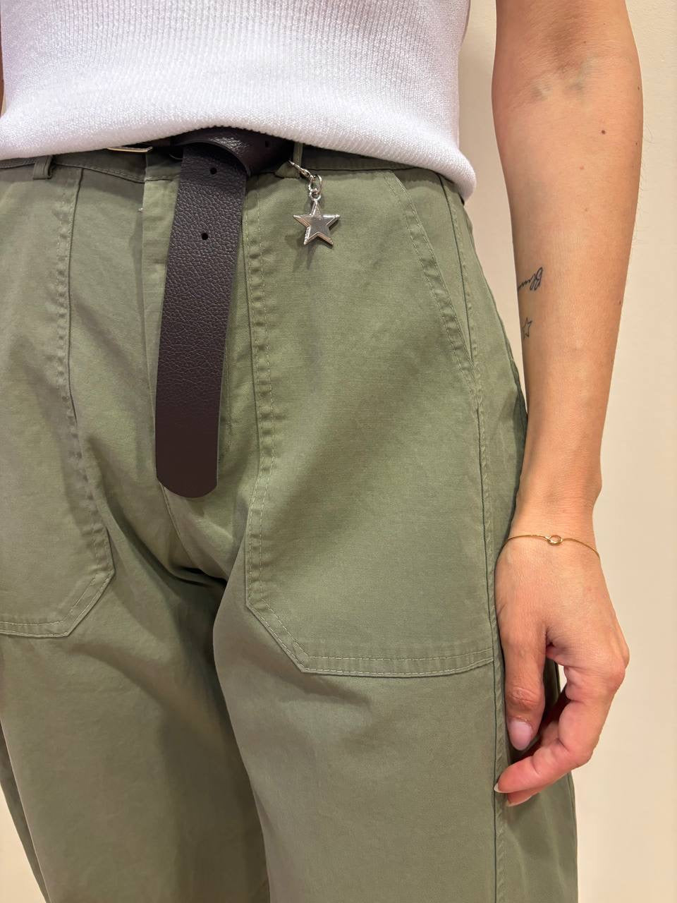 SUSY MIX - Pantalone barrel fit in cotone con cintura color verde militare