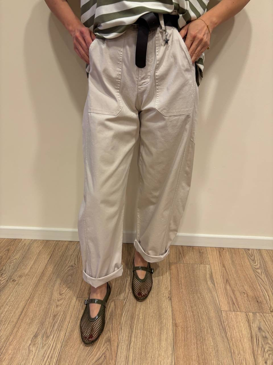 SUSY MIX - Pantalone barrel fit in cotone con cintura color sabbia