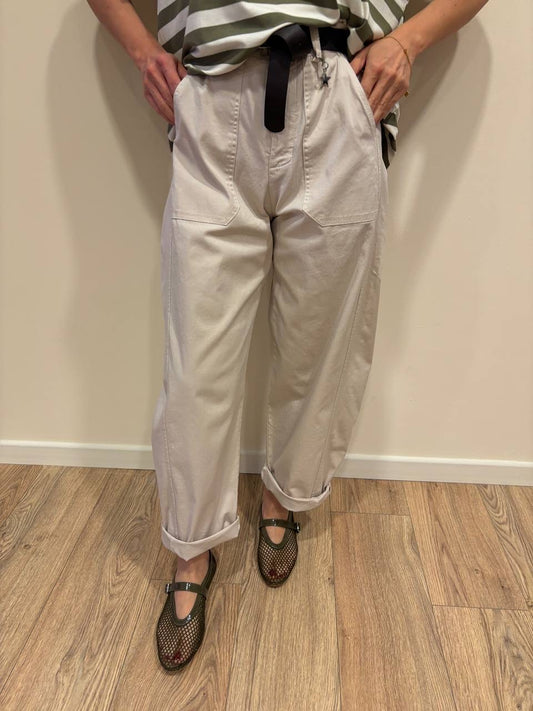 SUSY MIX - Pantalone barrel fit in cotone con cintura color sabbia