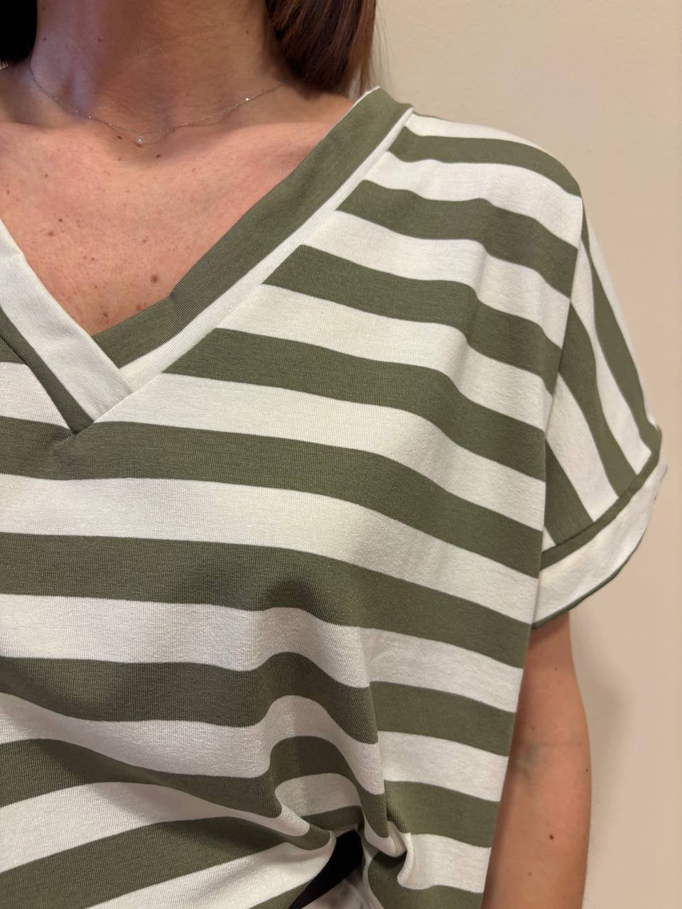 SUSY MIX - T-shirt a righe in viscosa morbida con scollo a V - più colori