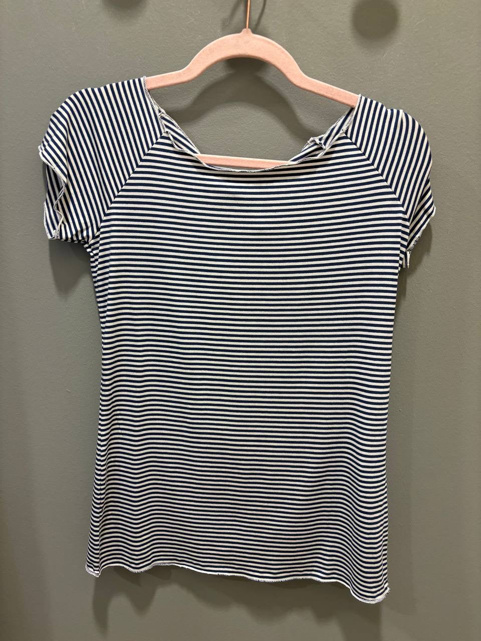 SUSY MIX - T-shirt in figura a righe con scollo a barchetta morbido - più colori