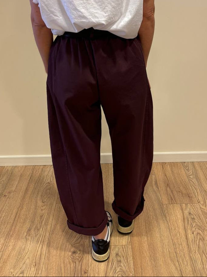 SUSY MIX - Pantalone barrel fit in cotone con cintura color fico