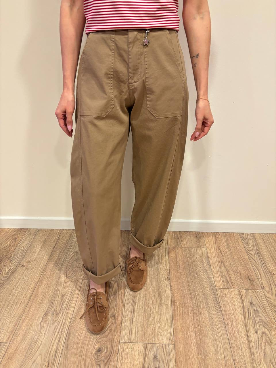 SUSY MIX - Pantalone barrel fit in cotone con cintura color cammello