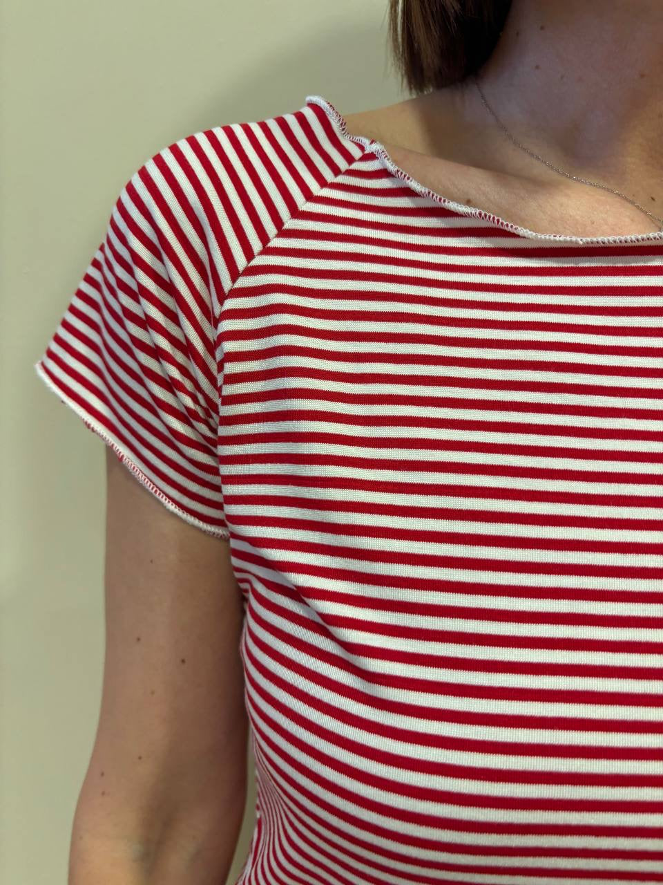 SUSY MIX - T-shirt in figura a righe con scollo a barchetta morbido - più colori