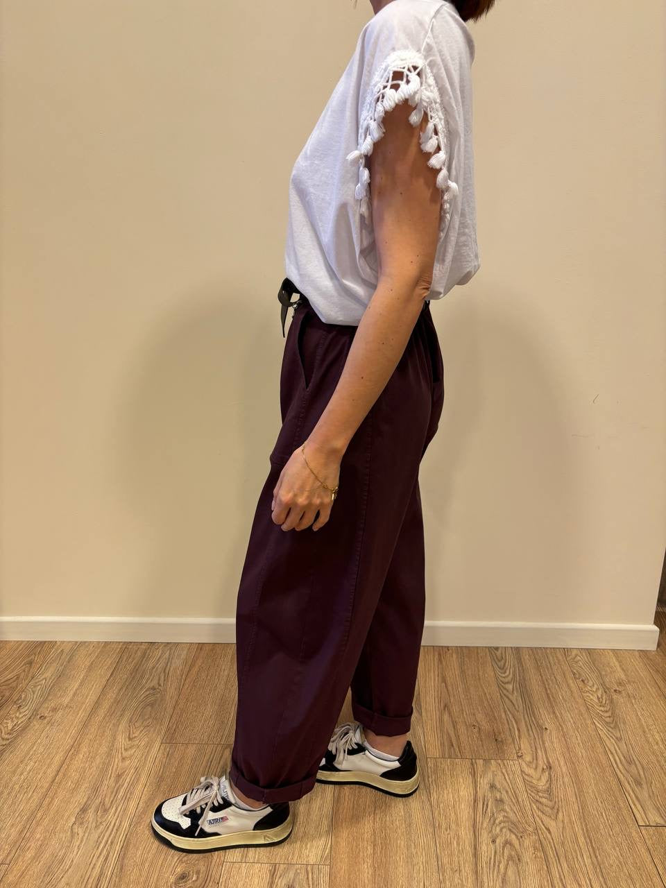 SUSY MIX - Pantalone barrel fit in cotone con cintura color fico