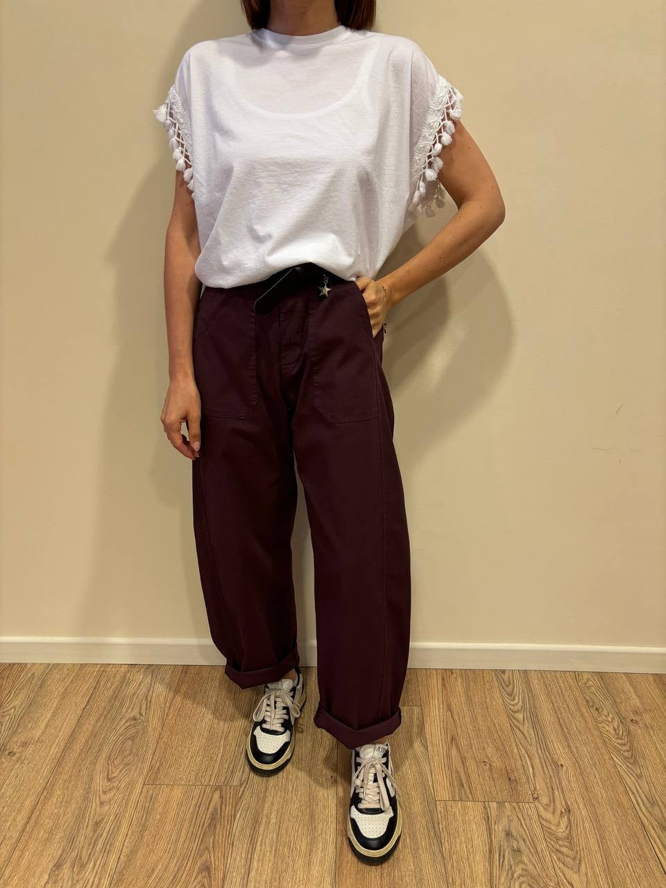 SUSY MIX - Pantalone barrel fit in cotone con cintura color fico