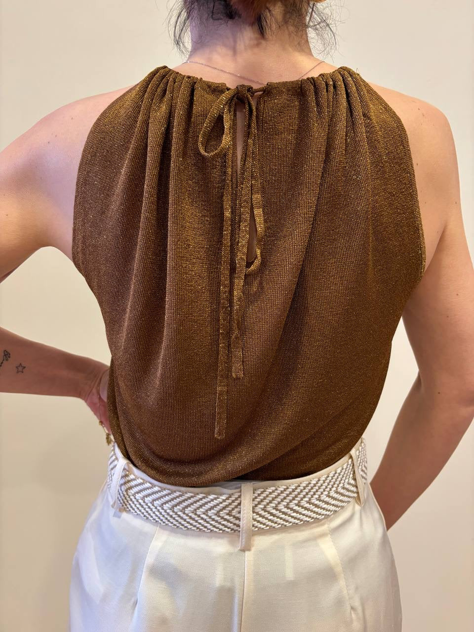 KAOS - Top in lurex bronzo con allacciatura al collo