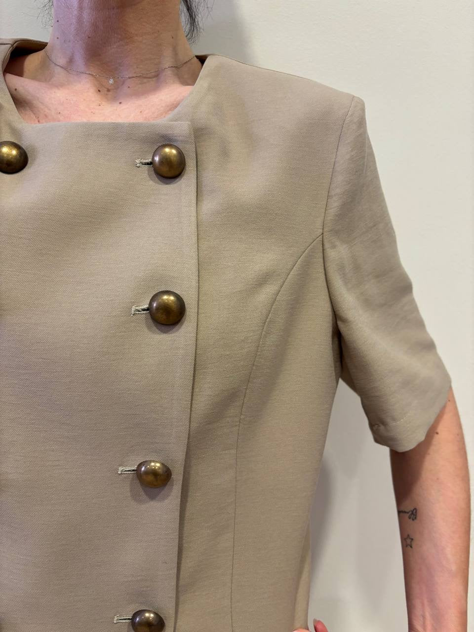 HAVEONE - Giacca a mezza manica beige a doppiopetto con bottoni bronzo