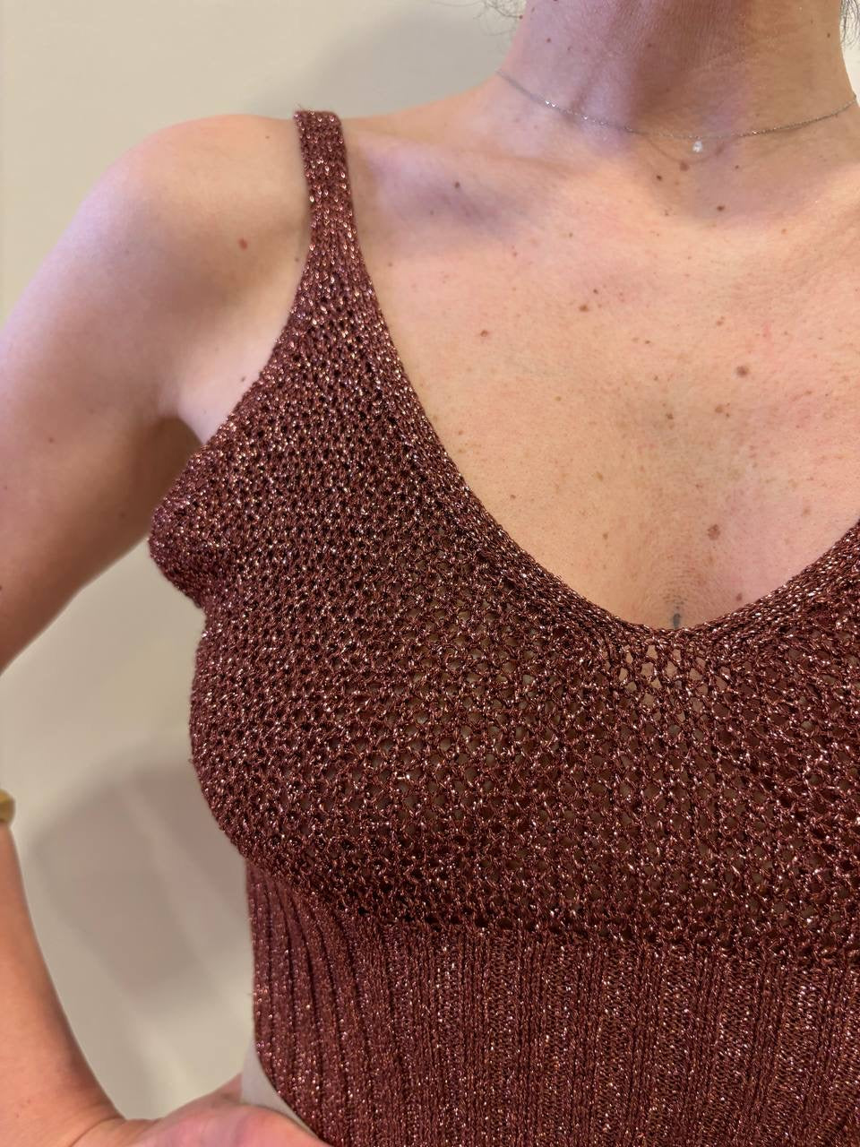 KAOS - Top in lurex color ruggine con scollo a V ampio