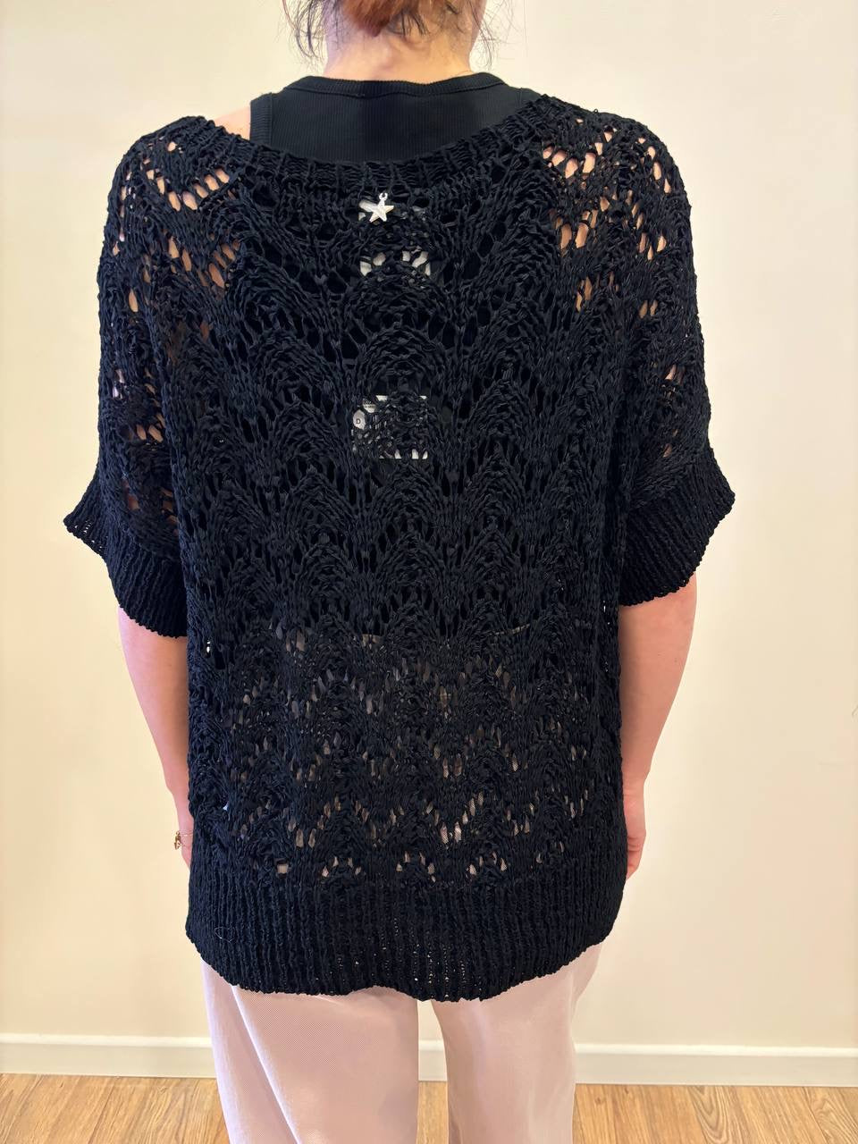 SOUVENIR - Maglia nera traforata a mezze maniche con spacchi laterali - più colori