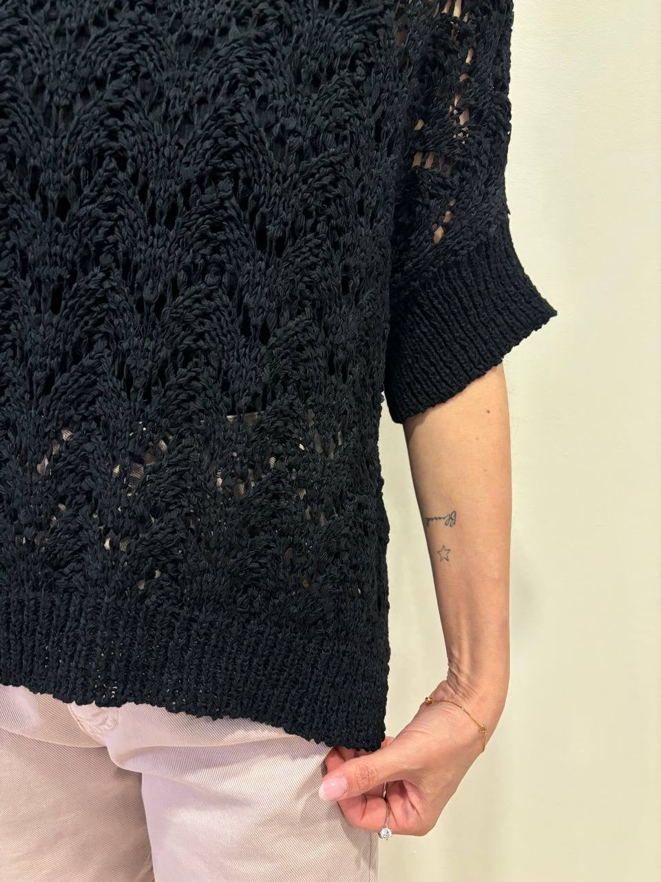 SOUVENIR - Maglia nera traforata a mezze maniche con spacchi laterali - più colori