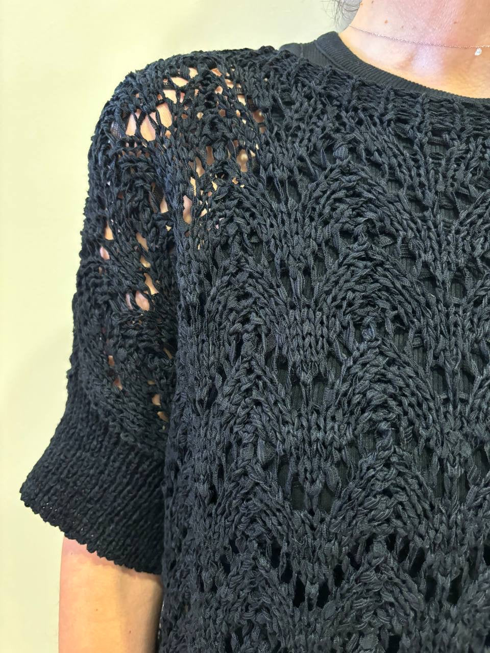 SOUVENIR - Maglia nera traforata a mezze maniche con spacchi laterali - più colori