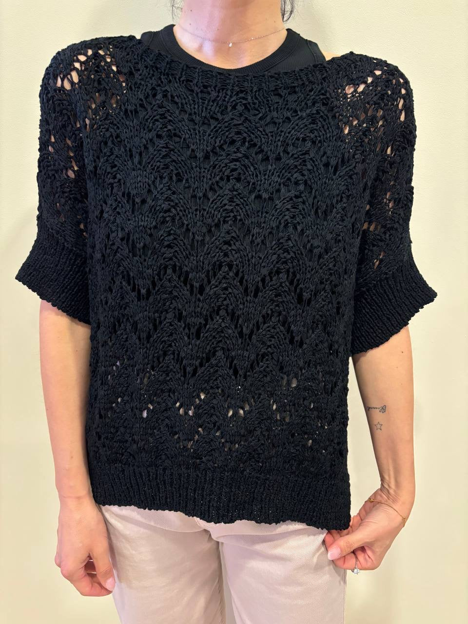 SOUVENIR - Maglia nera traforata a mezze maniche con spacchi laterali - più colori