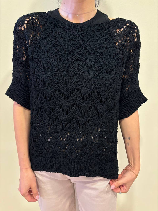 SOUVENIR - Maglia nera traforata a mezze maniche con spacchi laterali
