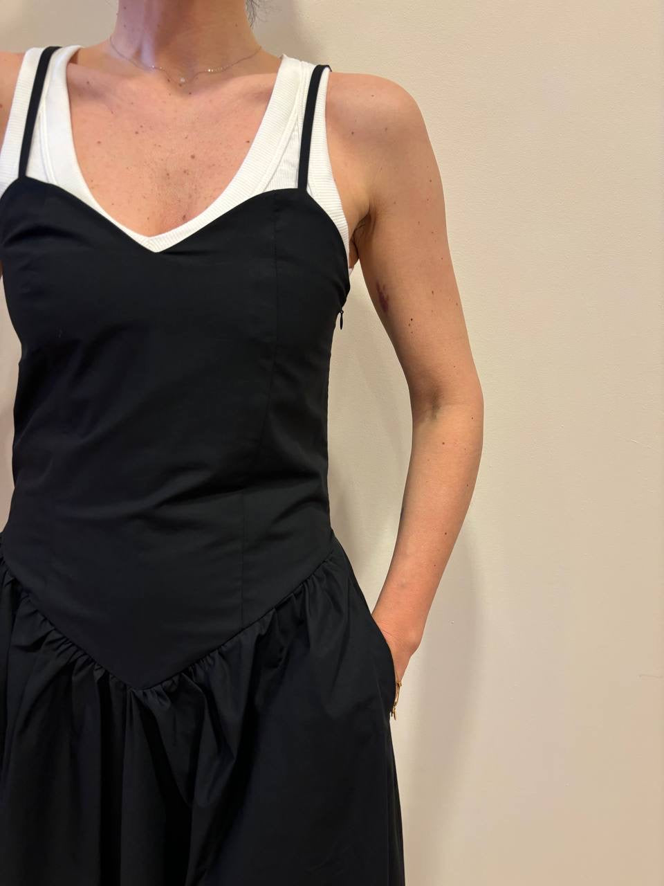 KONTATTO - Abito in cotone nero lungo con scollo a cuore e tasche