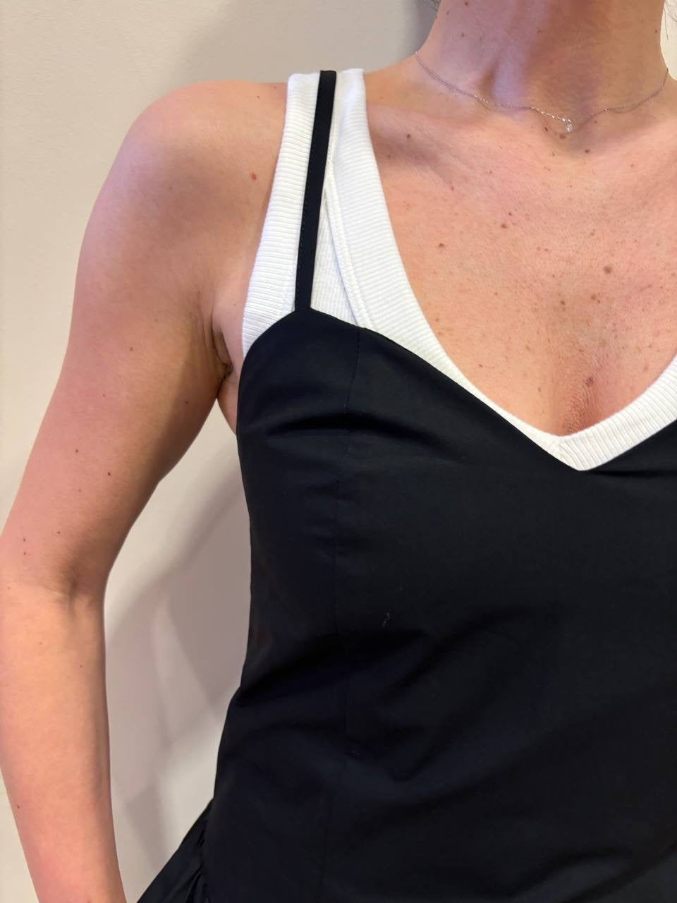 KONTATTO - Abito in cotone nero lungo con scollo a cuore e tasche