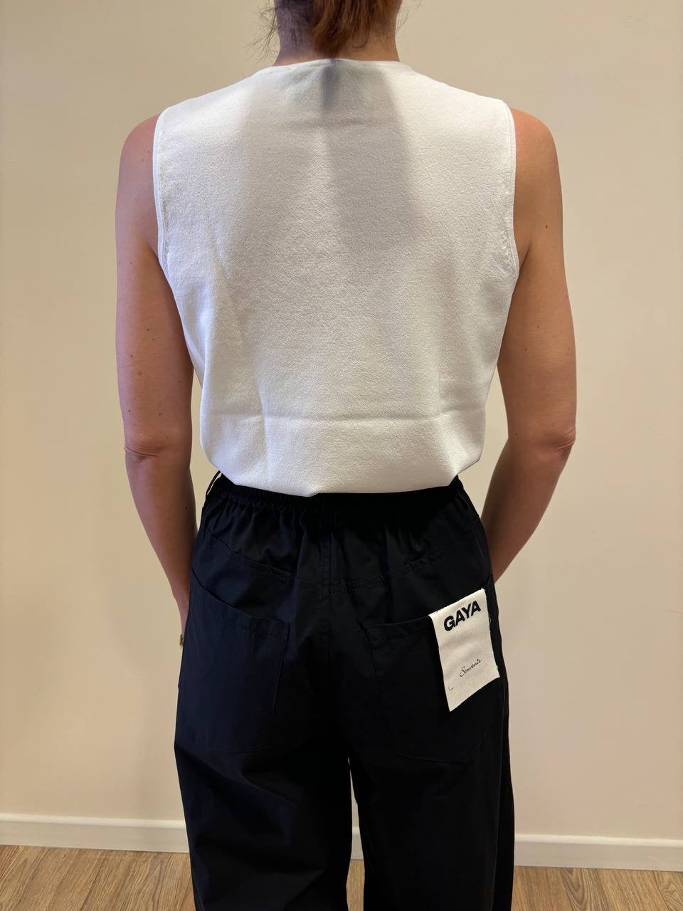 KAOS - Top bianco in viscosa con dettaglio gioiello