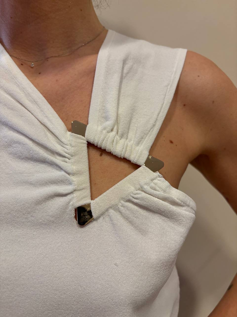 KAOS - Top bianco in viscosa con dettaglio gioiello