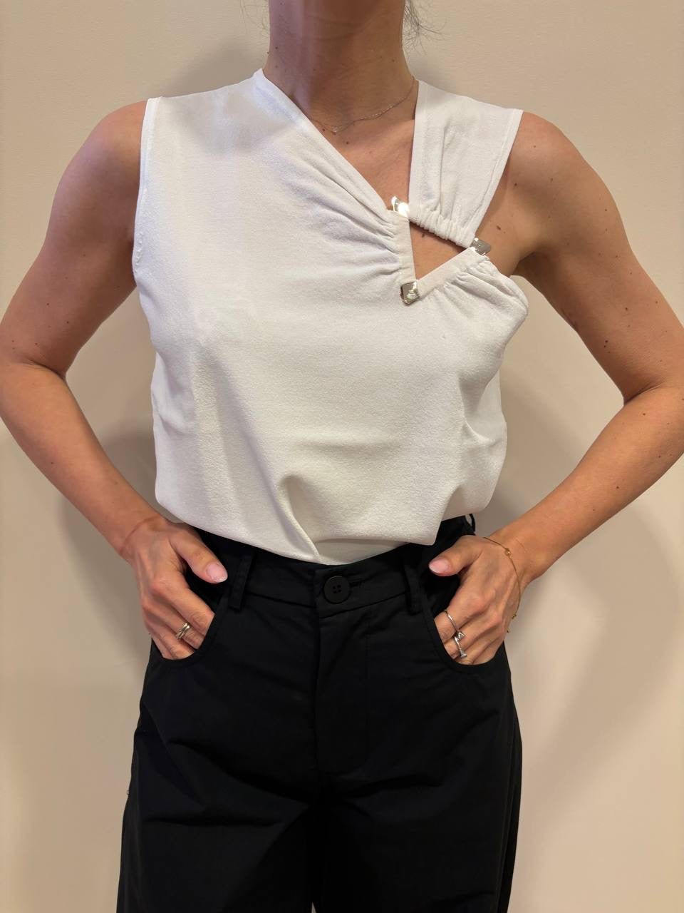 KAOS - Top bianco in viscosa con dettaglio gioiello