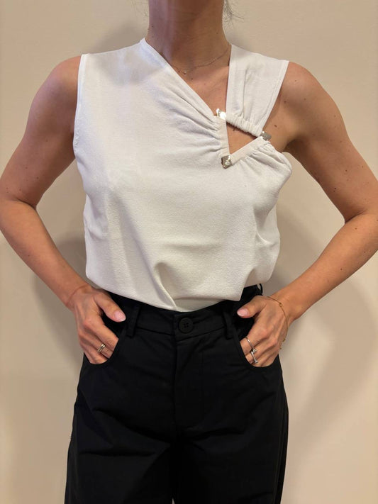 KAOS - Top bianco in viscosa con dettaglio gioiello